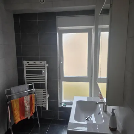 Belle Lumineuse Avec Bureau Dans Maison Spatieuse *