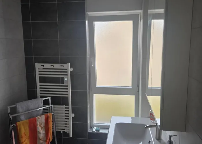 Belle Lumineuse Avec Bureau Dans Maison Spatieuse *